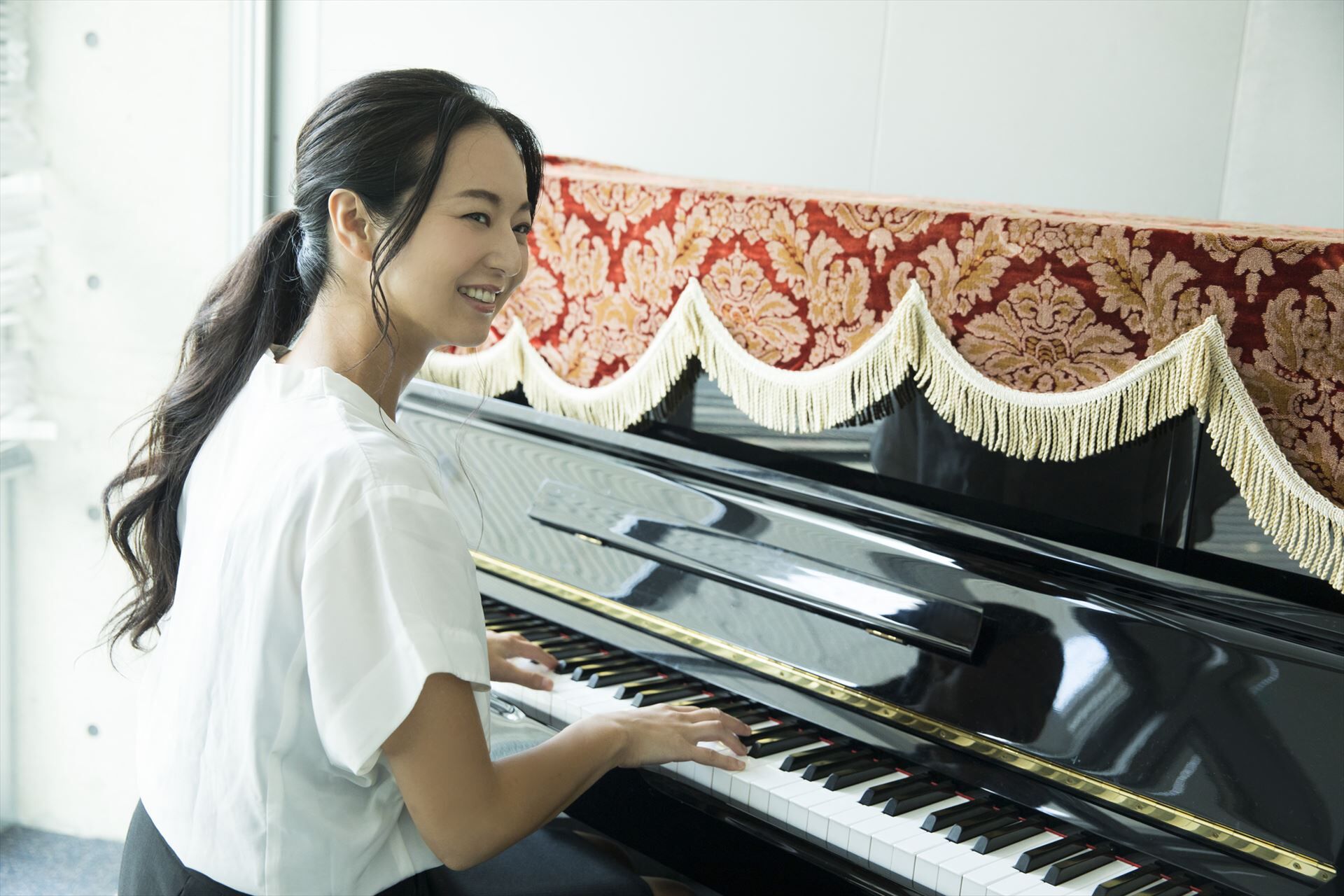 ピアノを演奏する講師 